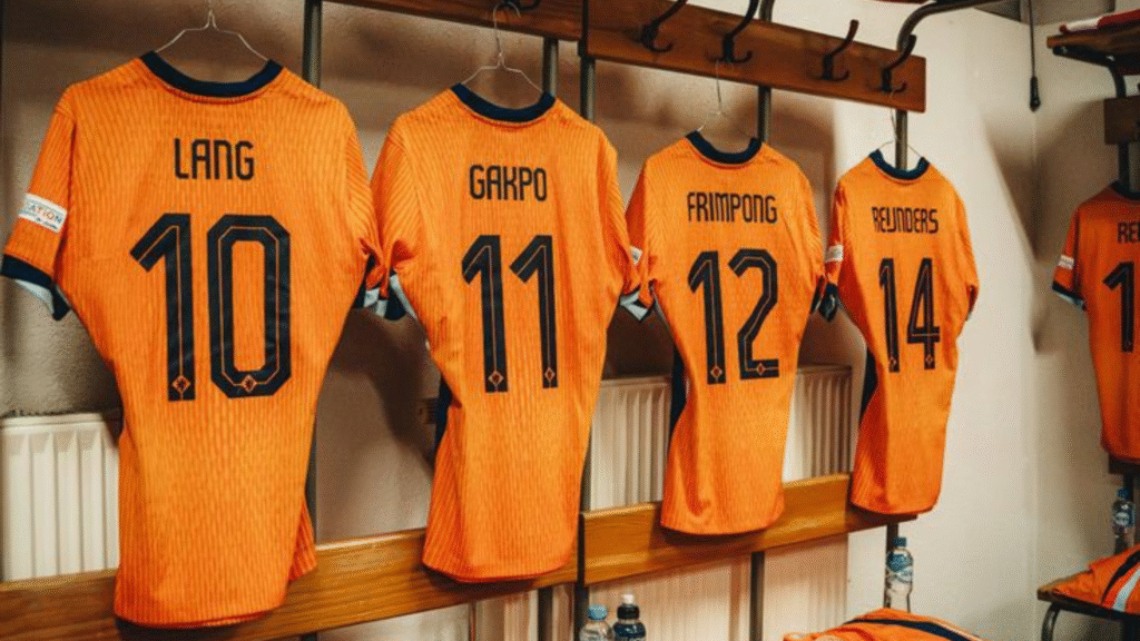 Camisetas de futbol colgadas en un vestuario.