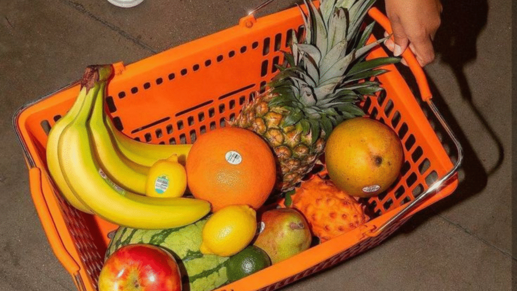 Cesta de la compra con fruta